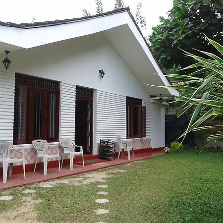 Family Guest House Mirissa Esterno foto