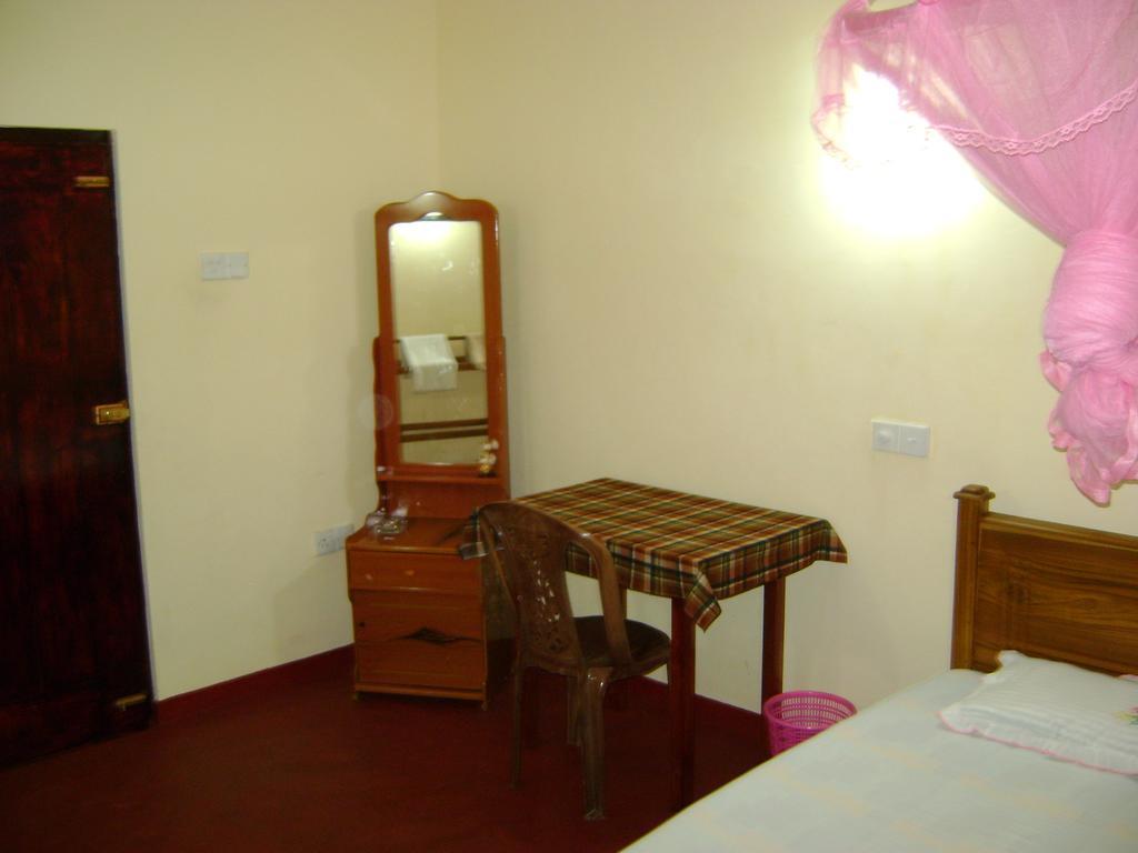 Family Guest House Mirissa Esterno foto