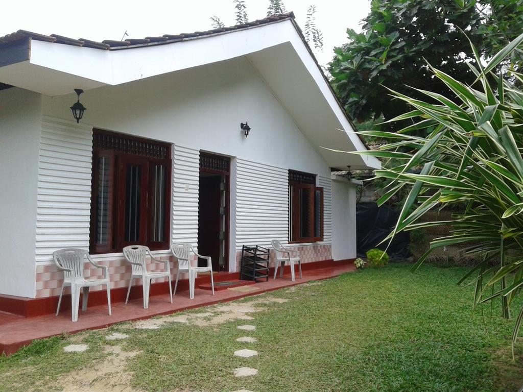 Family Guest House Mirissa Esterno foto