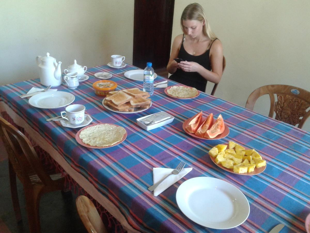 Family Guest House Mirissa Esterno foto